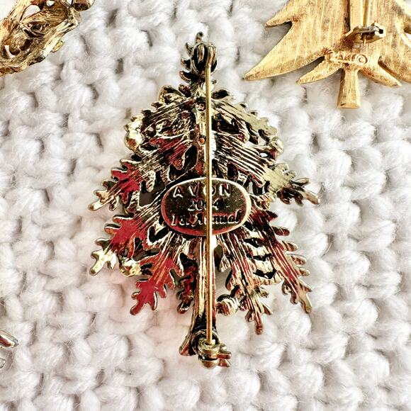 Holiday Christmas Lot Set of 8 Tree Snowman Wreath Angel Vintage Brooch Pins - Picture 12 of 12